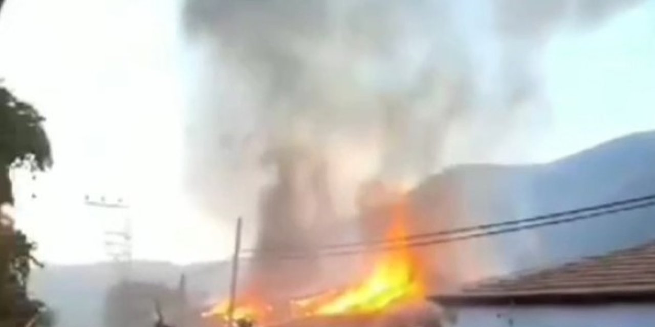 2 Katlı İkametin Çatısında Korkutan Yangın