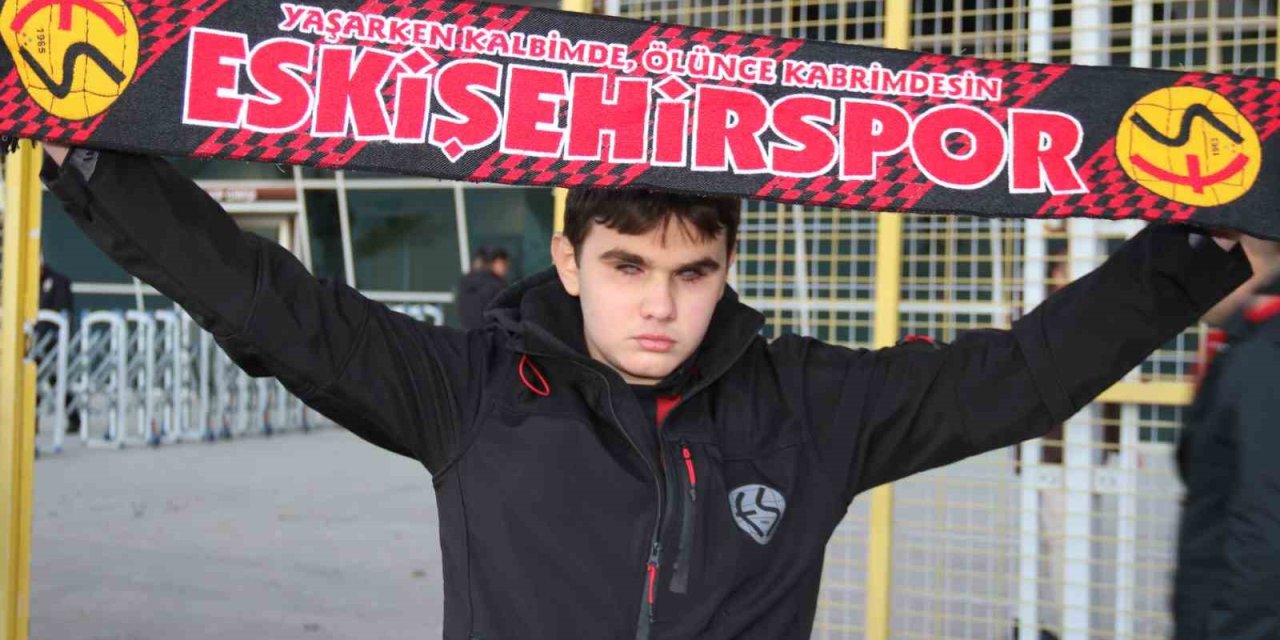 Görme Engeline Rağmen Eskişehirspor’un Maçlarını Gönül Gözü İle Görüyor