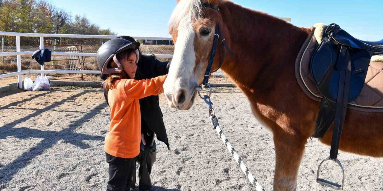Patili Dostlar İle Tanışıp Ata Binmenin Keyfini Yaşadılar
