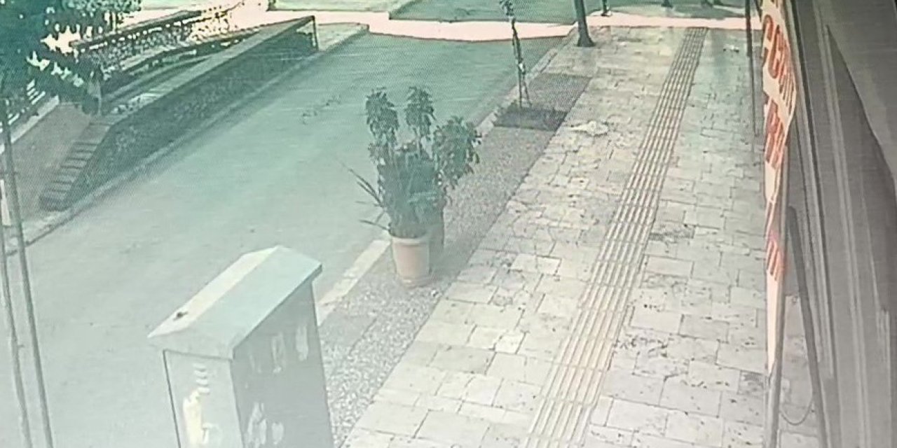 Ticari Aracın Çarptığı Motosikletteki 2 Kişi Savrulup Yaralandı