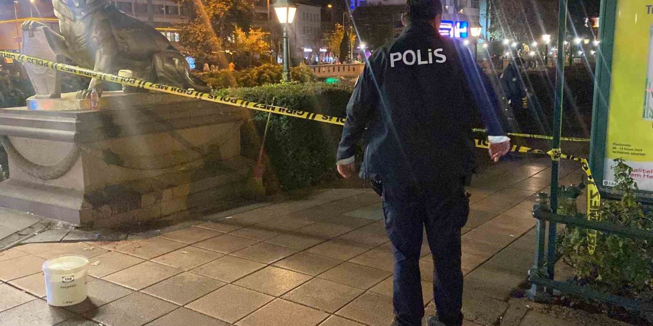 Yanlış Anlaşılma Yüzünden Cadde Ortasında Bıçaklanan Genç Ağır Yaralandı