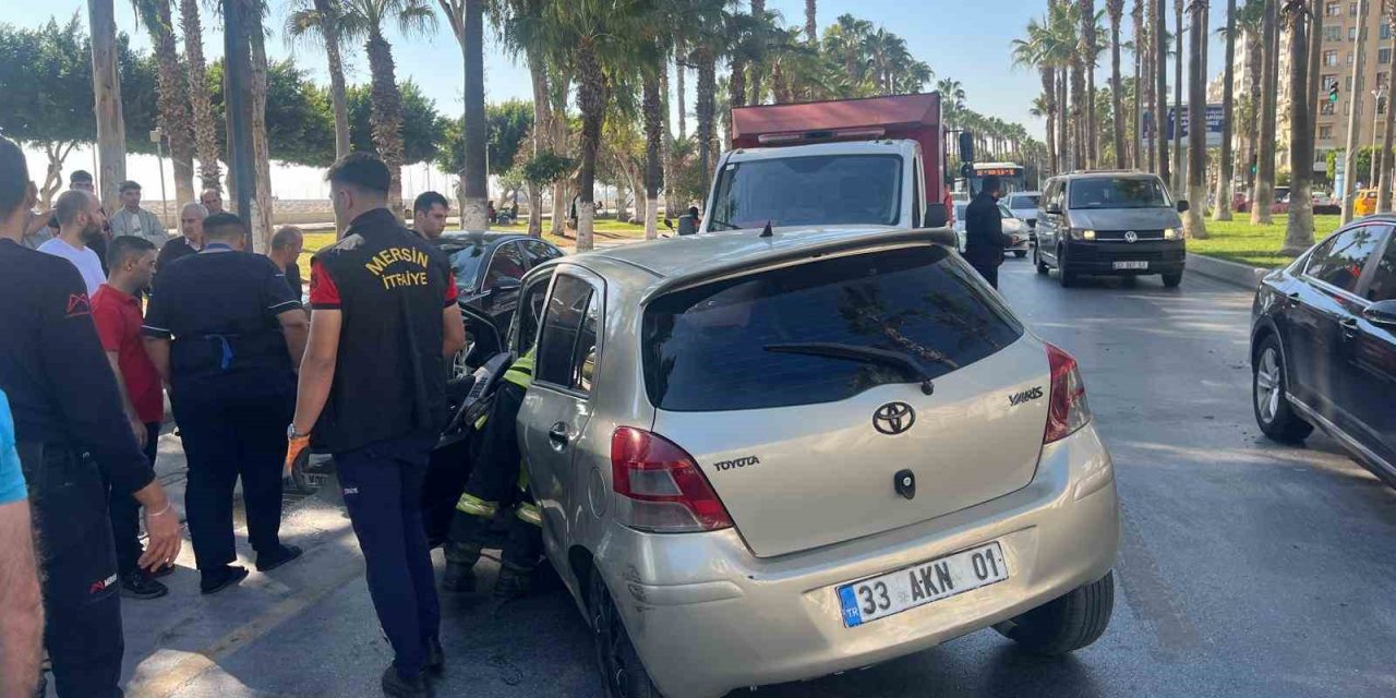 Otomobil Refüje Çarptı, Sürücü Yaralandı