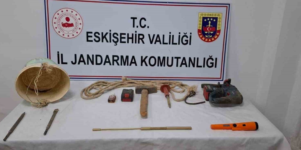 Kaçak Kazı Yapan 2 Şüpheli Suçüstü Yakalandı