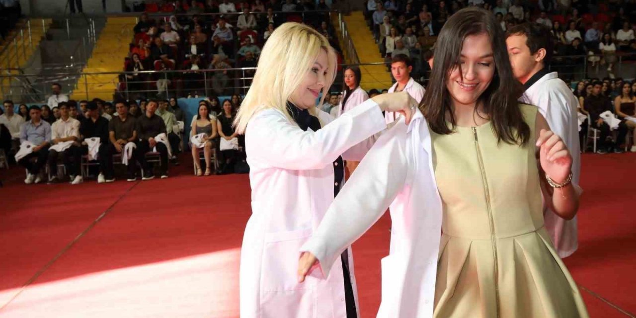 Geleceğin Hekimleri Beyaz Önlüklerini Törenle Giydi