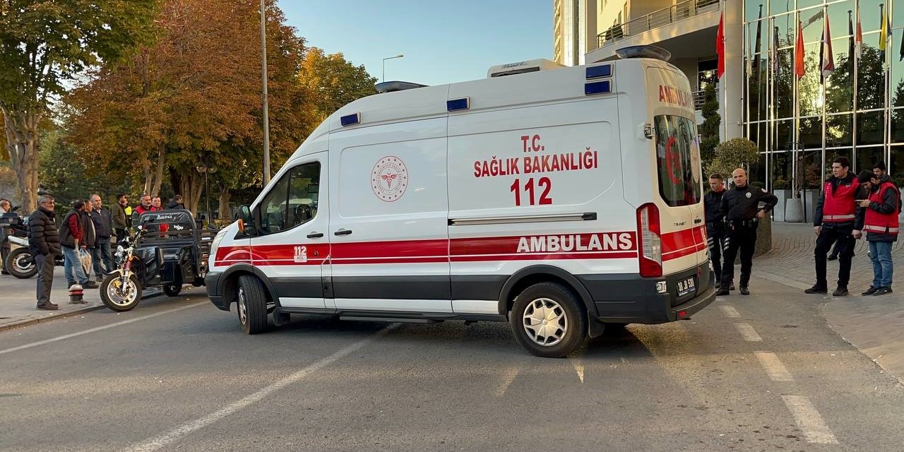 Genci Bıçaklayan 2 Kişi, Kaçarken Düşüp Yaralandı