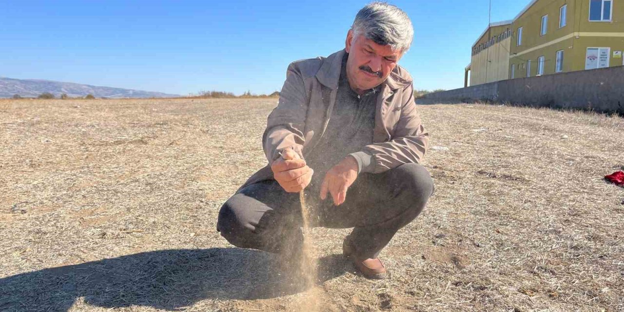 Eskişehir’de Çiftçiler Kuru Toprağı Ekip, Yağmur İçin Dua Ediyor