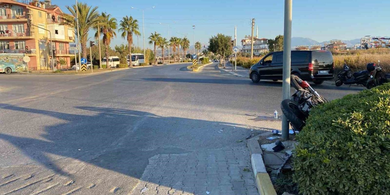 Motosiklet İle Otomobil Çarpıştı: 2 Yaralı