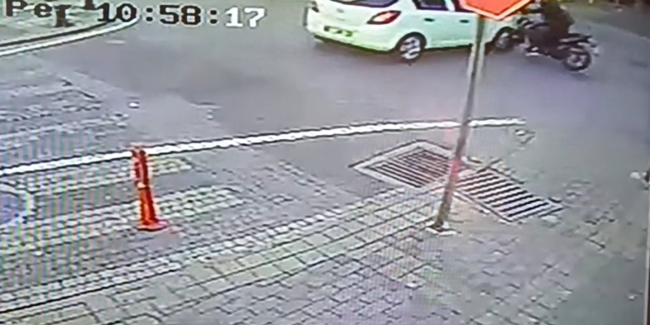 Otomobil İle Motosikletin Göz Göre Göre Kazası Kamerada