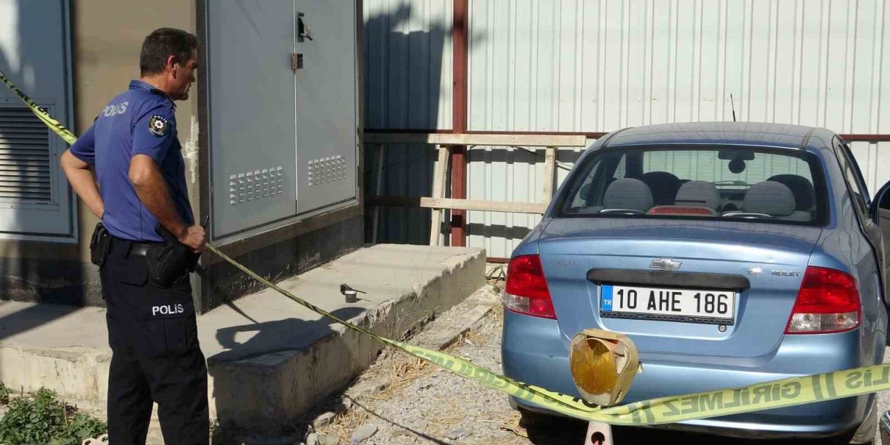 Park Halindeki Otomobilinde Yarı Çıplak Halde Ölü Bulundu
