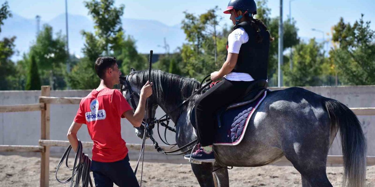 Büyükşehir’in Binicilik Eğitimleri Özel Derslerle Devam Ediyor