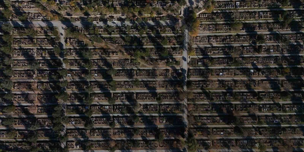 Kayseri Şehir Mezarlığı’nda Sonbahar