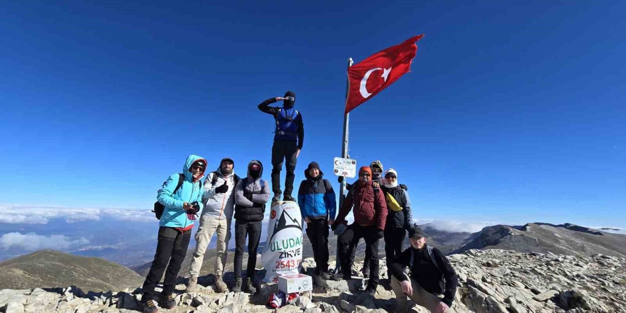 Eskişehir Doğa Aktiviteleri Grubu 10 Kasım Vesilesiyle Uludağ’a Tırmandı.