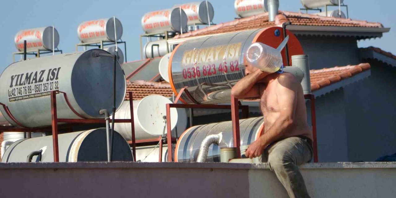 Çöp Evden Çatıya Çıktı, İş Ve Kalacak Yer Sözüyle İkna Oldu