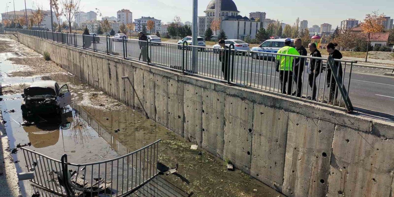Kontrolden Çıkan Otomobil Kanala Uçtu