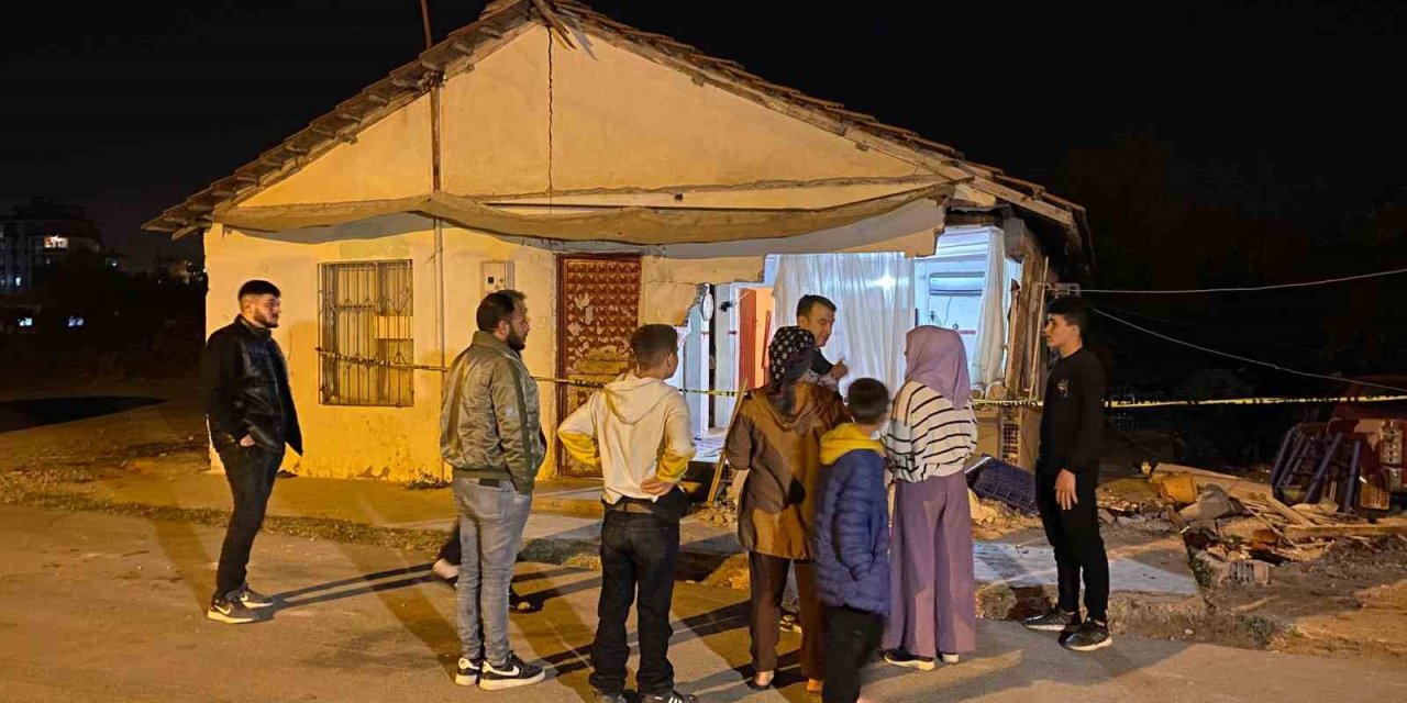 Kontrolden Çıkan Araç Gecekonduya Daldı, Ortalık Savaş Alanına Döndü: 3 Yaralı