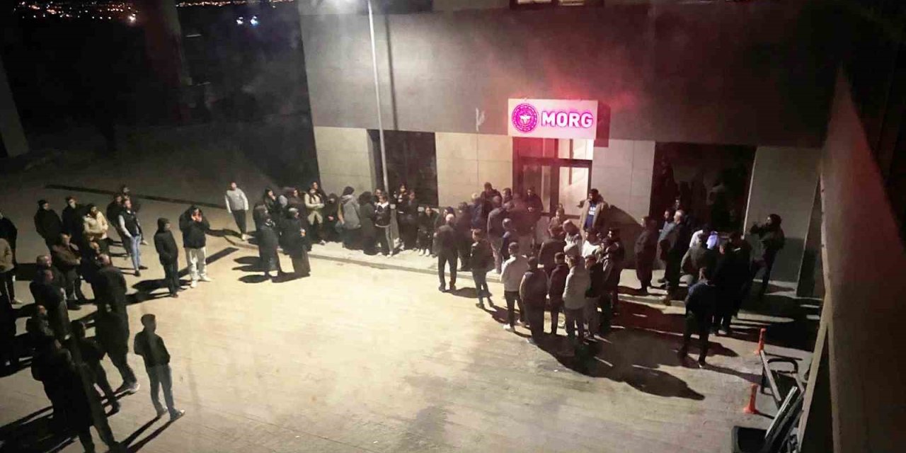 Sözlü Tartışma Bıçaklı Kavgaya Döndü: 1 Ölü