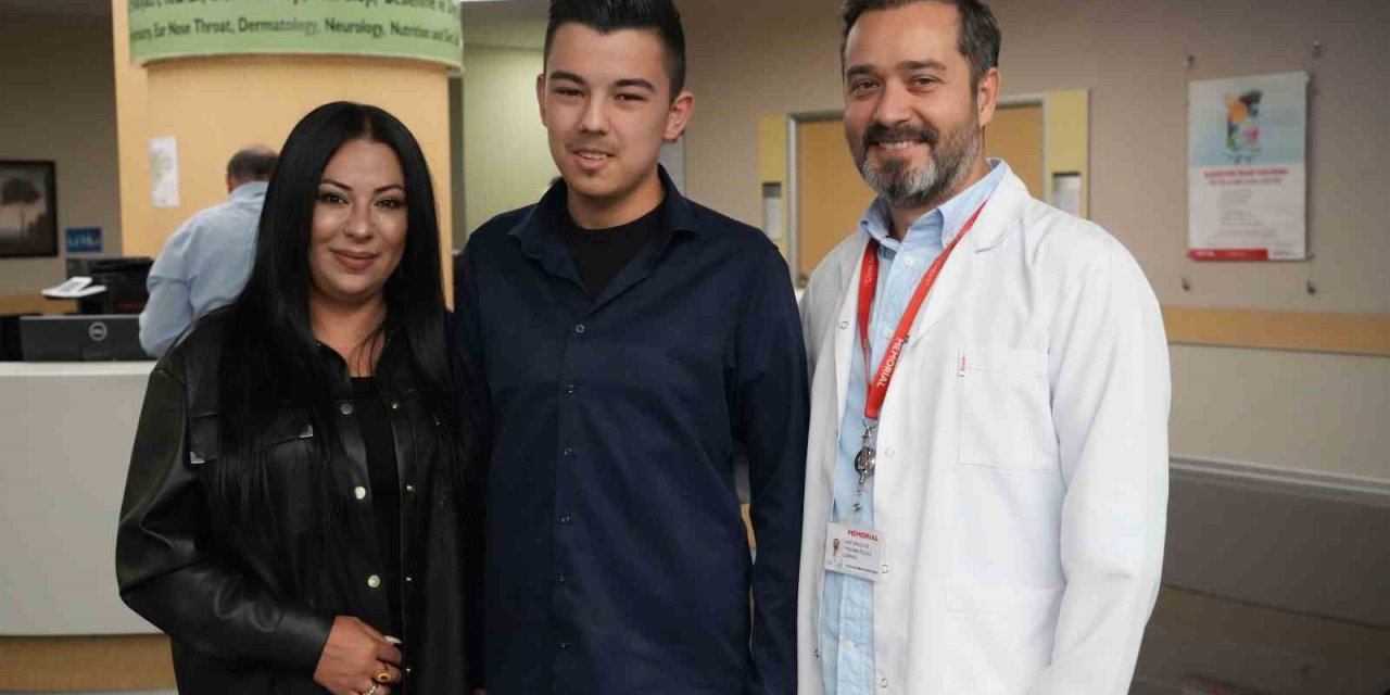 Annesinin Yıllardır ’dik Dur’ Dediği Genç, 3 Saatte 5 Santim Uzadı