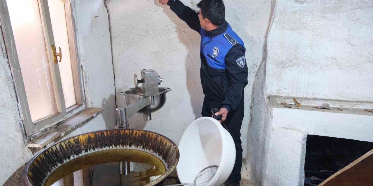 Zabıta Ekiplerinden Tatlı Üretilen Merdiven Altı Depoya Baskın