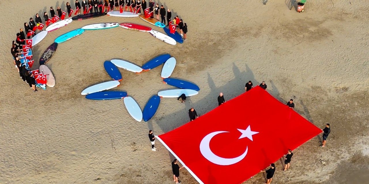 Sporcular Kumsalda Boardları İle Ay Yıldız Oluşturdu