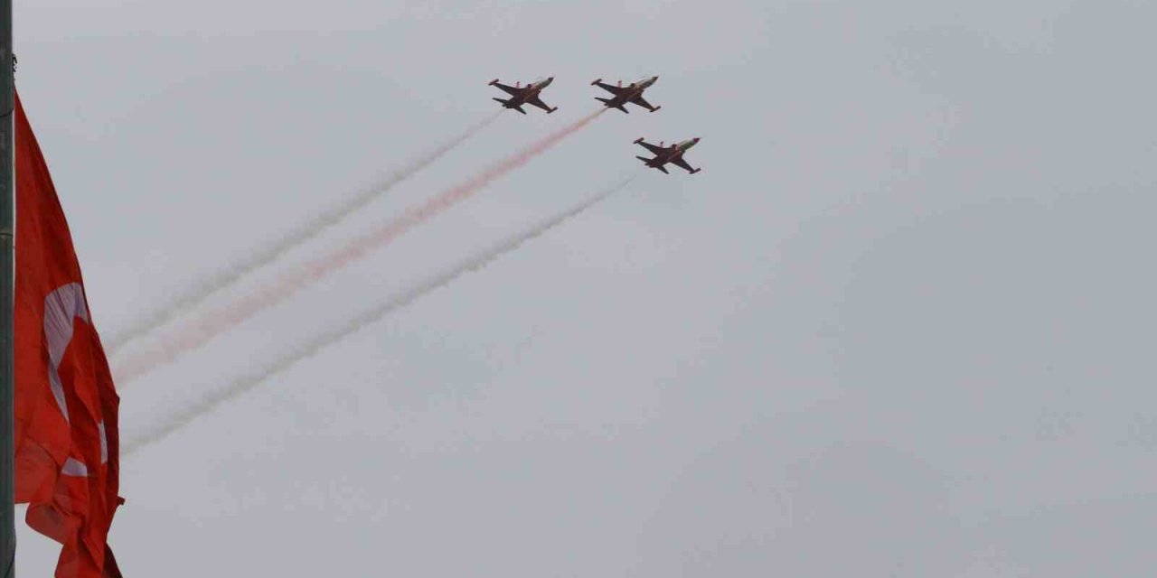 Türk Yıldızları’ndan Antalya’da ’ataya Saygı Uçuşu’