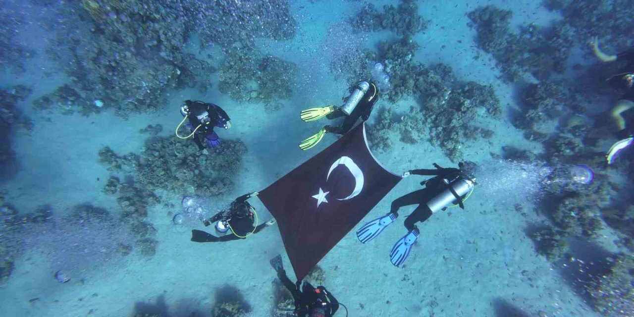 Mısır’a Gidip Türk Bayrağını Saat 09.05’te Suyun Altında Dalgalandırdılar