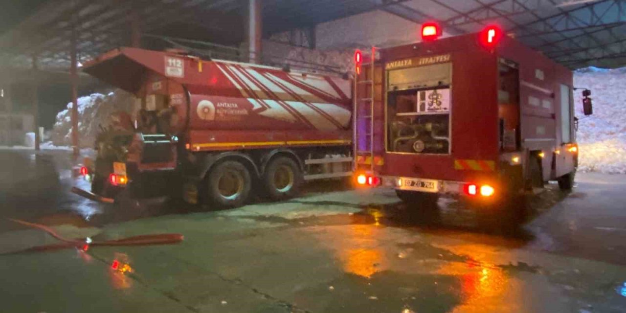 Pamuk Deposundaki Yangın Büyümeden Söndürüldü