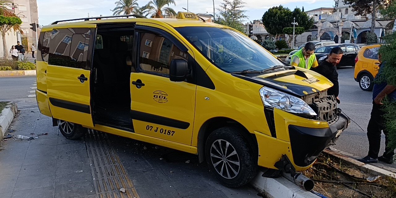 Otomobillerin Hurdaya Döndüğü Kazayı Burunları Bile Kanamadan Atlattılar