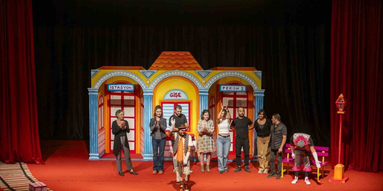 Mersin’de ’iki Bavul Dolusu’ Adlı Oyun Sahnelendi