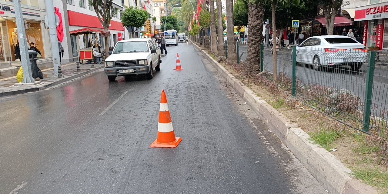 Yağış Ve Yola Dökülen Hurmaların Kayganlaştırdığı Yollar Kazaları Da Beraberinde Getirdi