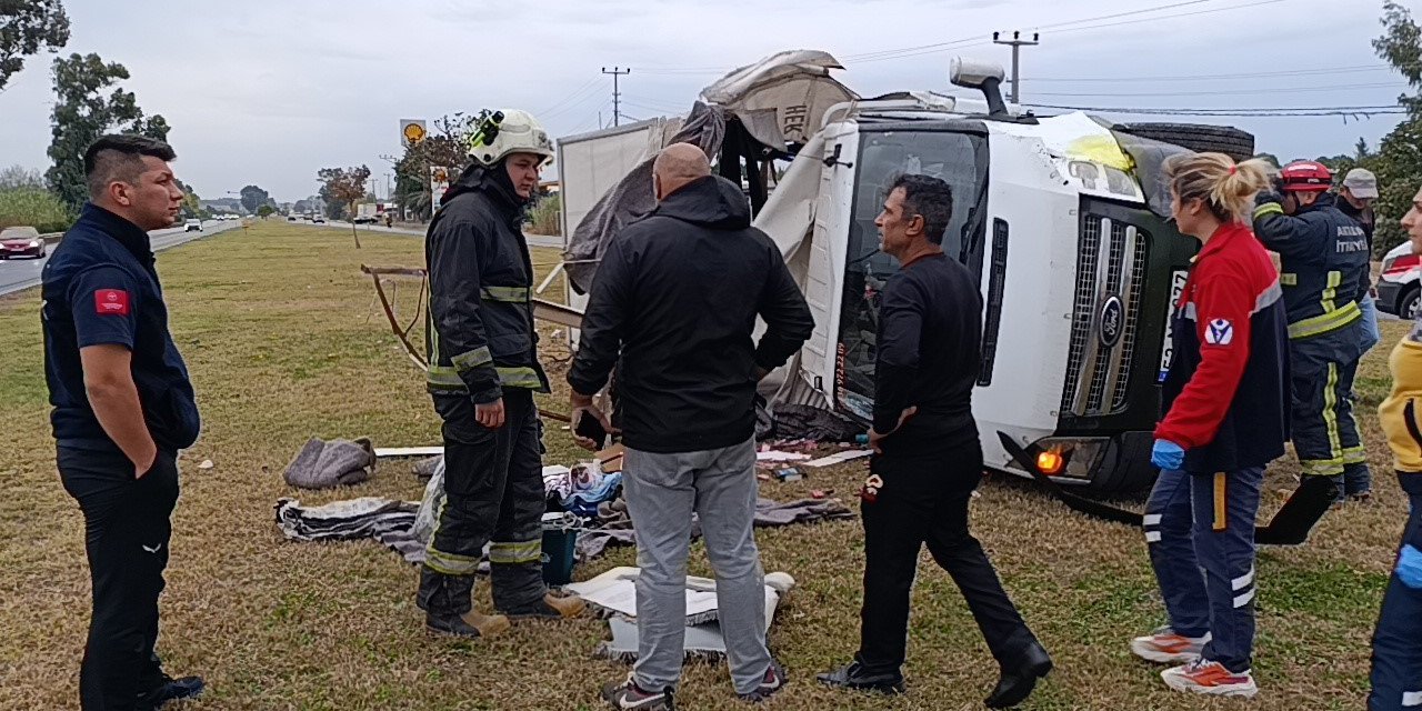 Eşya Yüklü Kamyonet Takla Attı, Savrulan Eşyaları Sahipleri Topladı