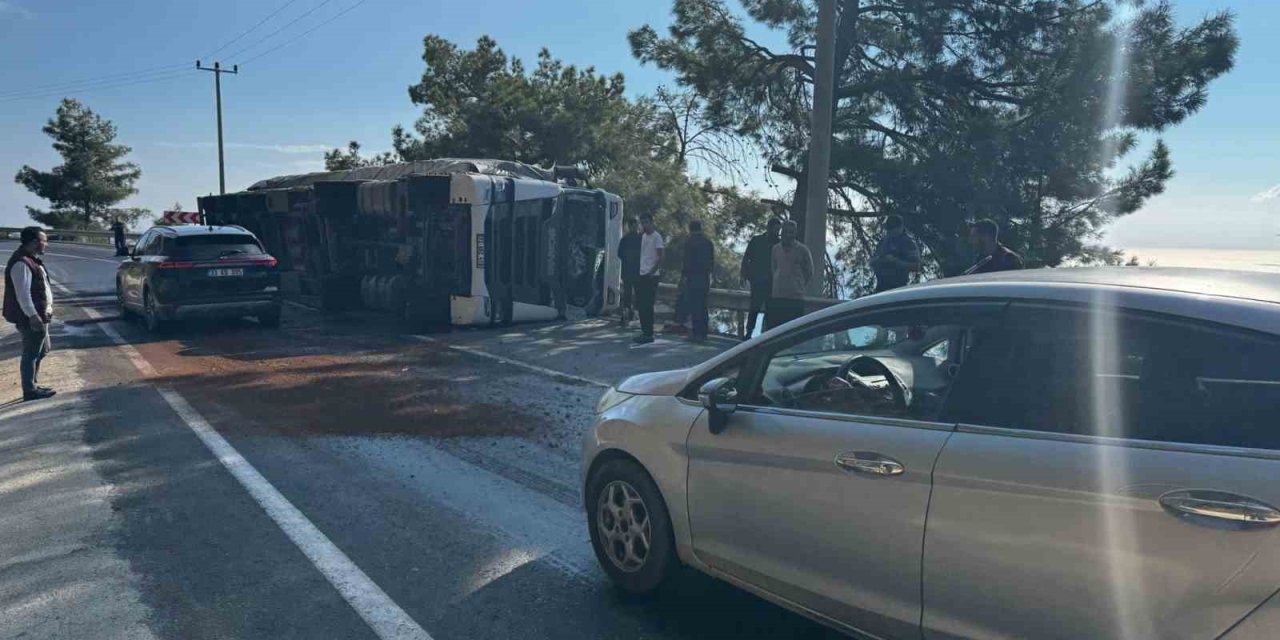 Devrilen Tırın Sürücüsü Yaralandı