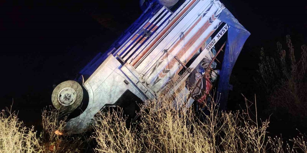 Kamyonet Şarampole Uçtu: 6 Yaralı