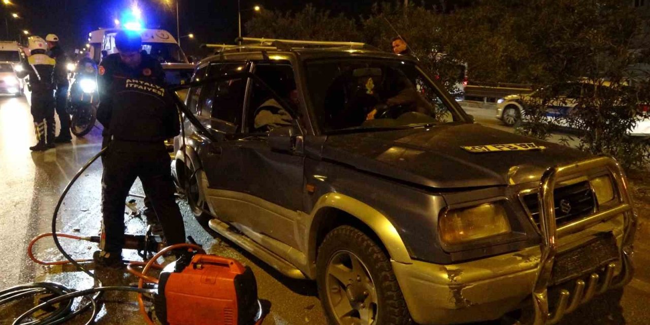 Kazada Aracın İçinde Sıkışan Annesinin Elini Bir An Olsun Bırakmadı