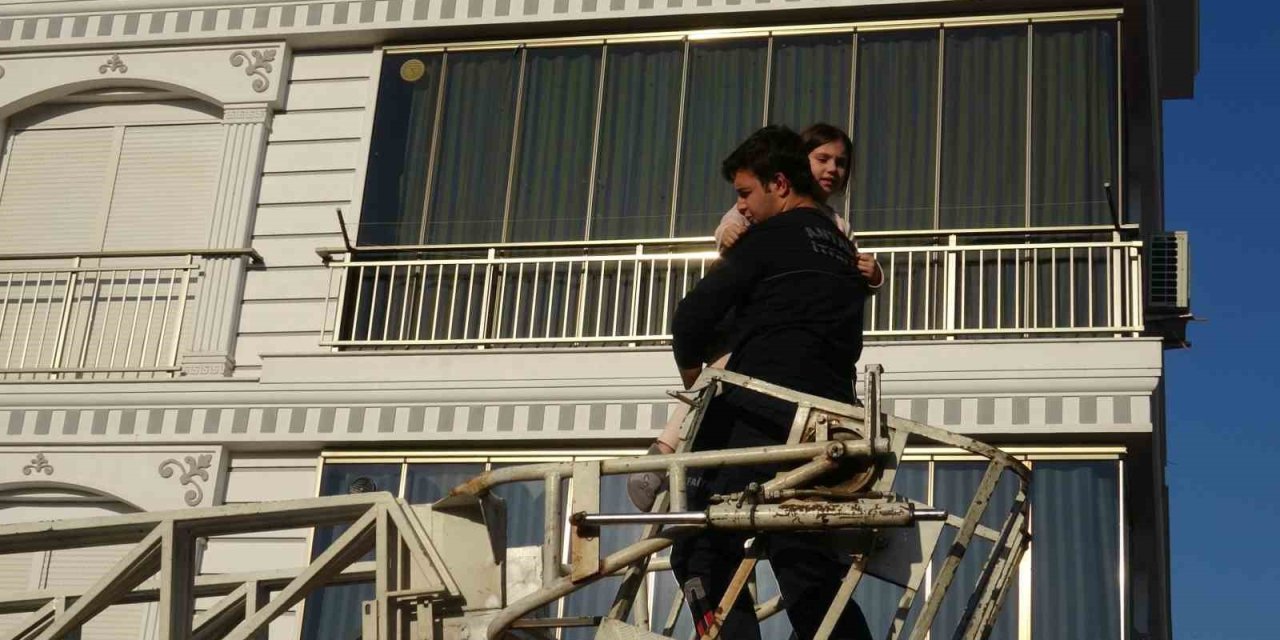 Evin Kapı Kilidi Arızalandı, Evde Mahsur 2 Çocuğu İtfaiye Kurtardı