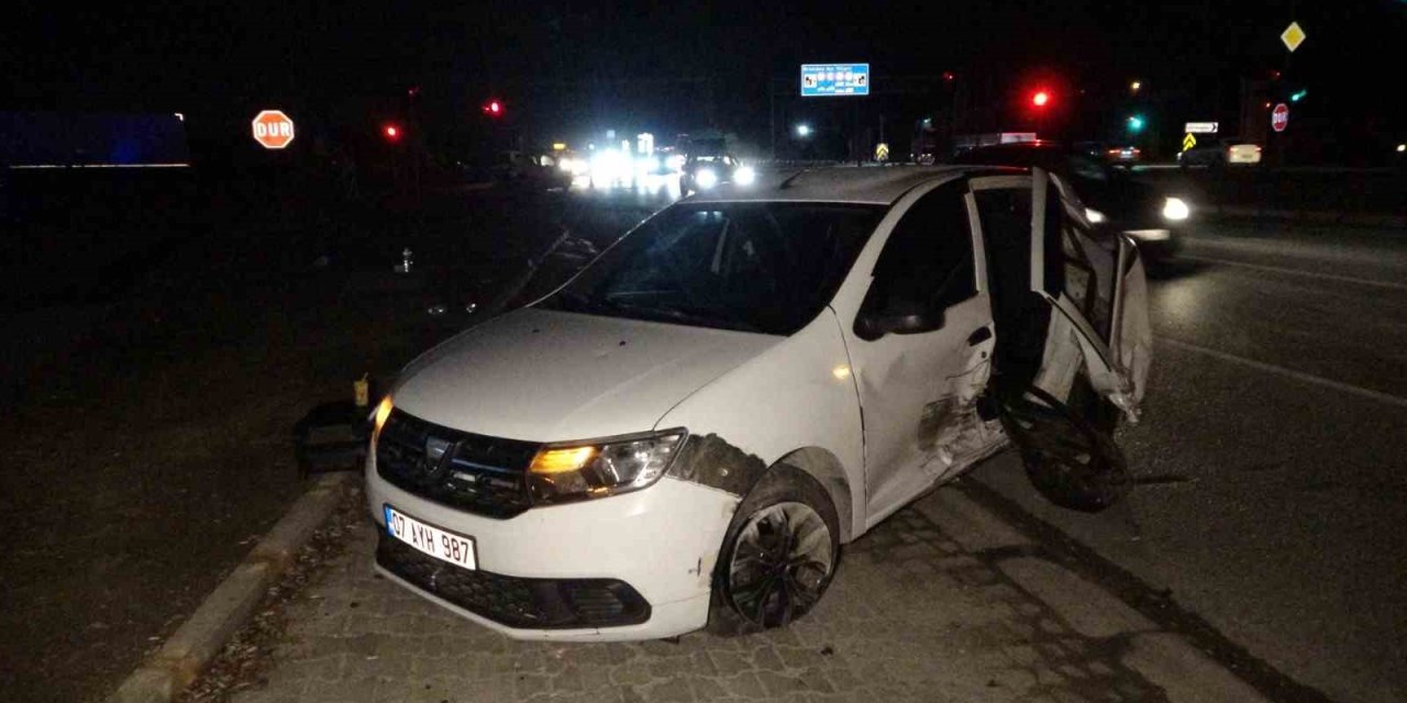 Aşırı Hız Ve Kırmızı Işık İhlali Kazayı Beraberinde Getirdi