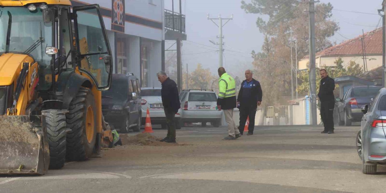 Günyüzü İlçesinde Kazı Sırasında Patlayan Doğalgaz Borusu Vatandaşları Korkuttu
