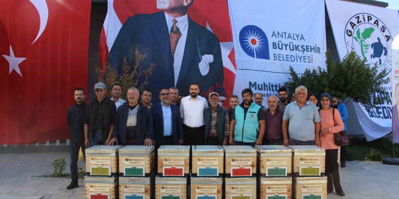 Büyükşehir’den Gazipaşalı Arıcılara Kovan Desteği