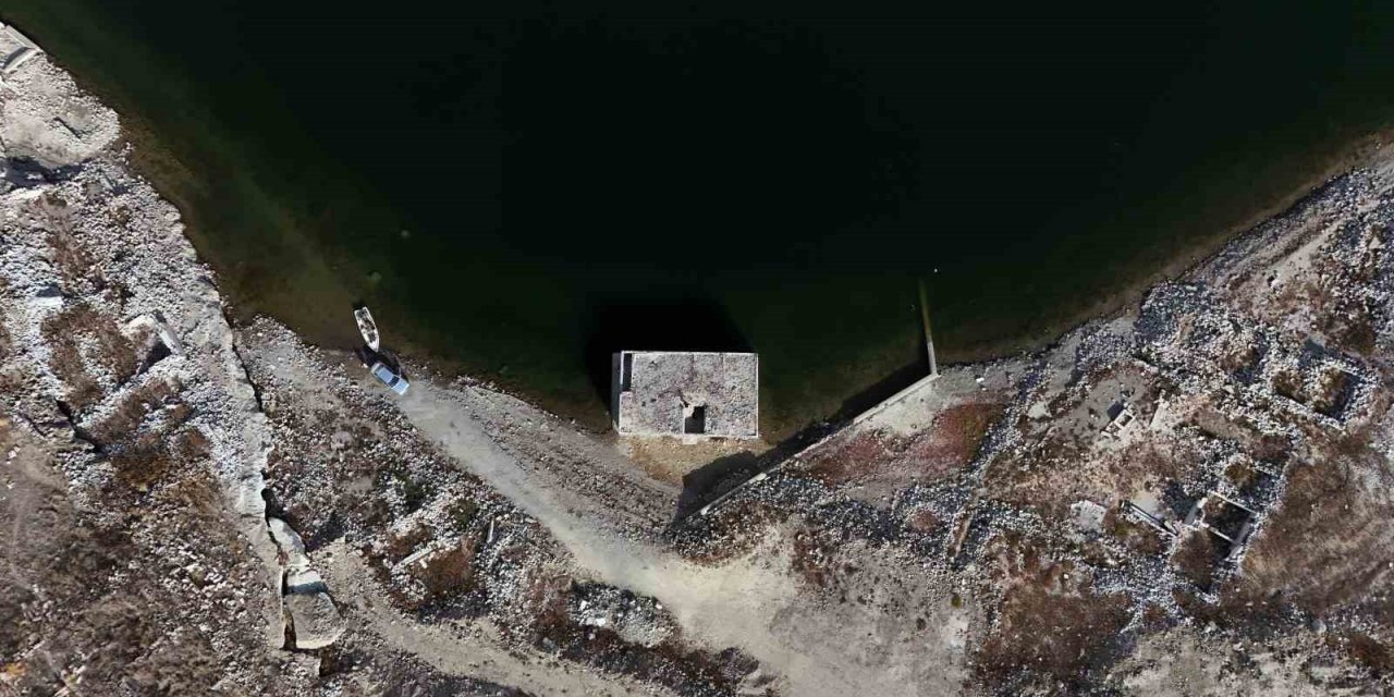 Kayseri’de Kuraklık: Baraj Suları Çekildi, Suyun Altındaki Köy Ortaya Çıktı