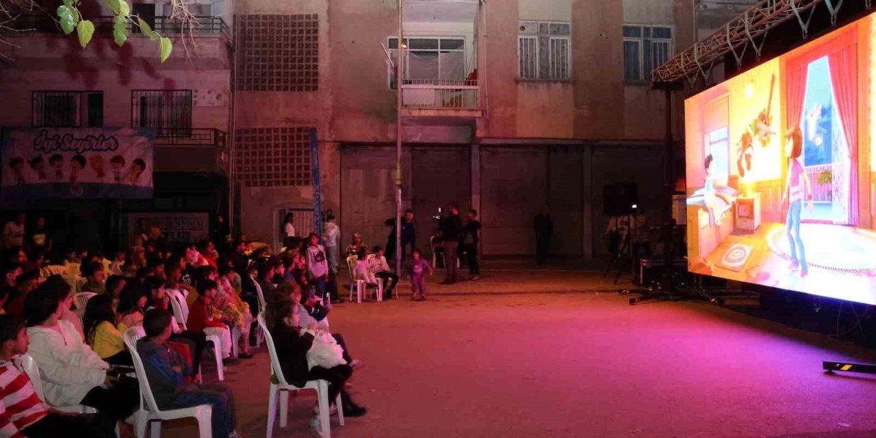 Akdeniz Belediyesinin Çocuklar İçin Hazırladığı Çizgi Film Gösterimi Sürüyor