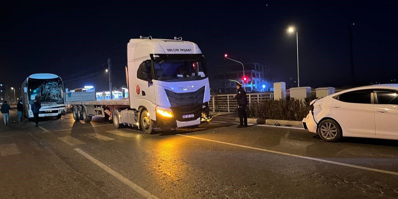 Kayseri’de 3 Araçlı Zincirleme Kaza: 2 Yaralı