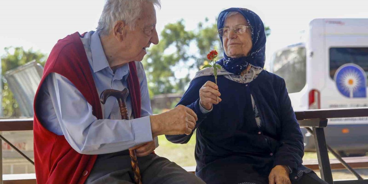 Alzheimer Hastaları Mavi Ev’de Moral Buluyor
