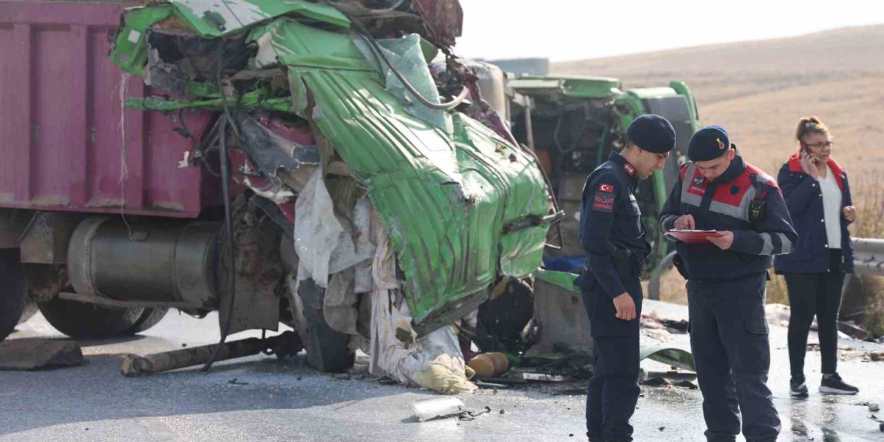 Karşı Şeride Geçen Kamyon Başka Bir Kamyonla Çarpıştı: 2 Ölü