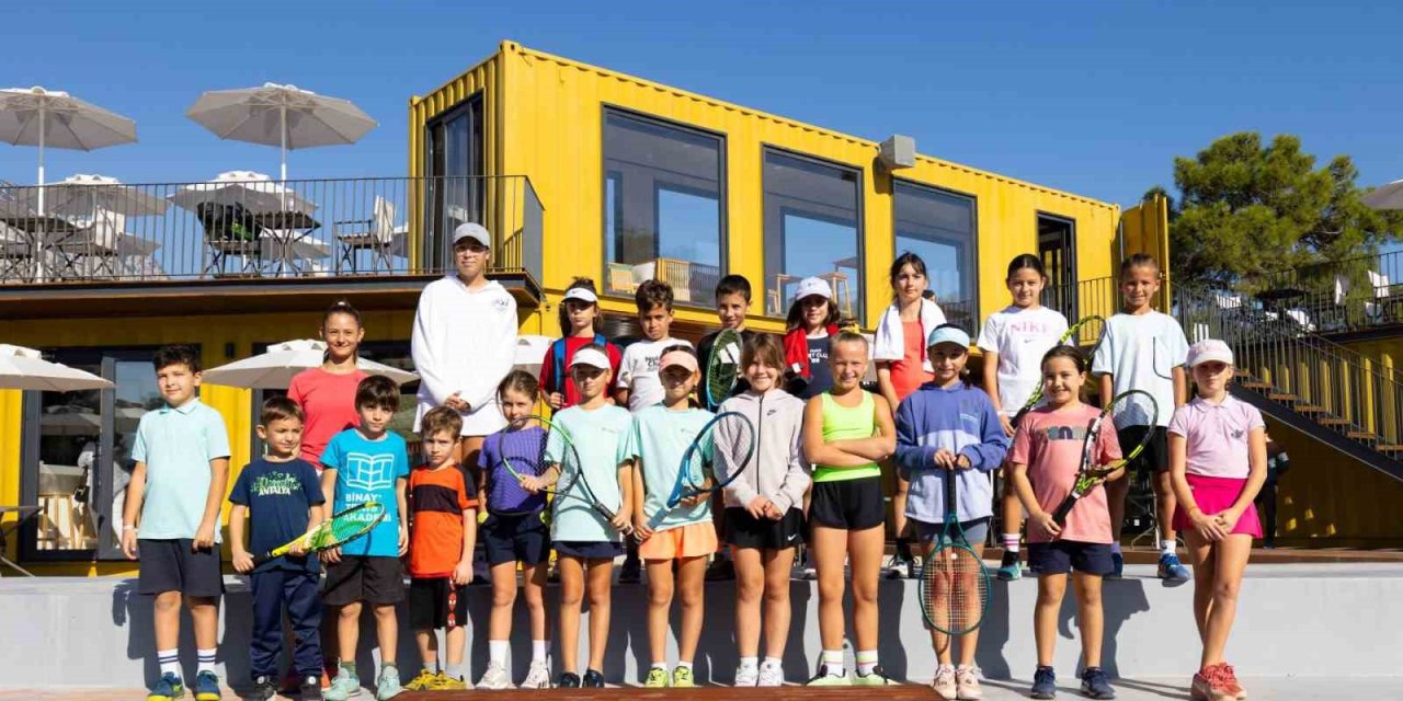 Kemer’de Minik Tenisçileri Bir Araya Getiren Turnuva
