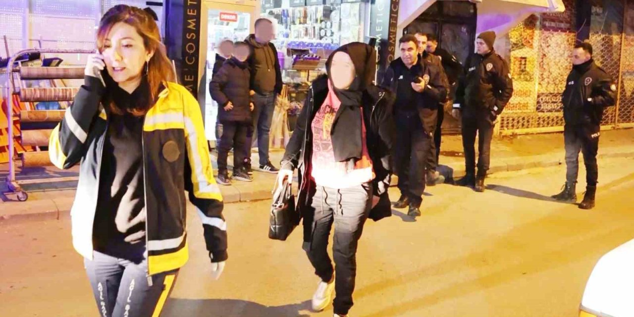 Yolda Yürürken Bıçaklı Saldırıya Uğradı, Saldırgan Kayıplara Karıştı