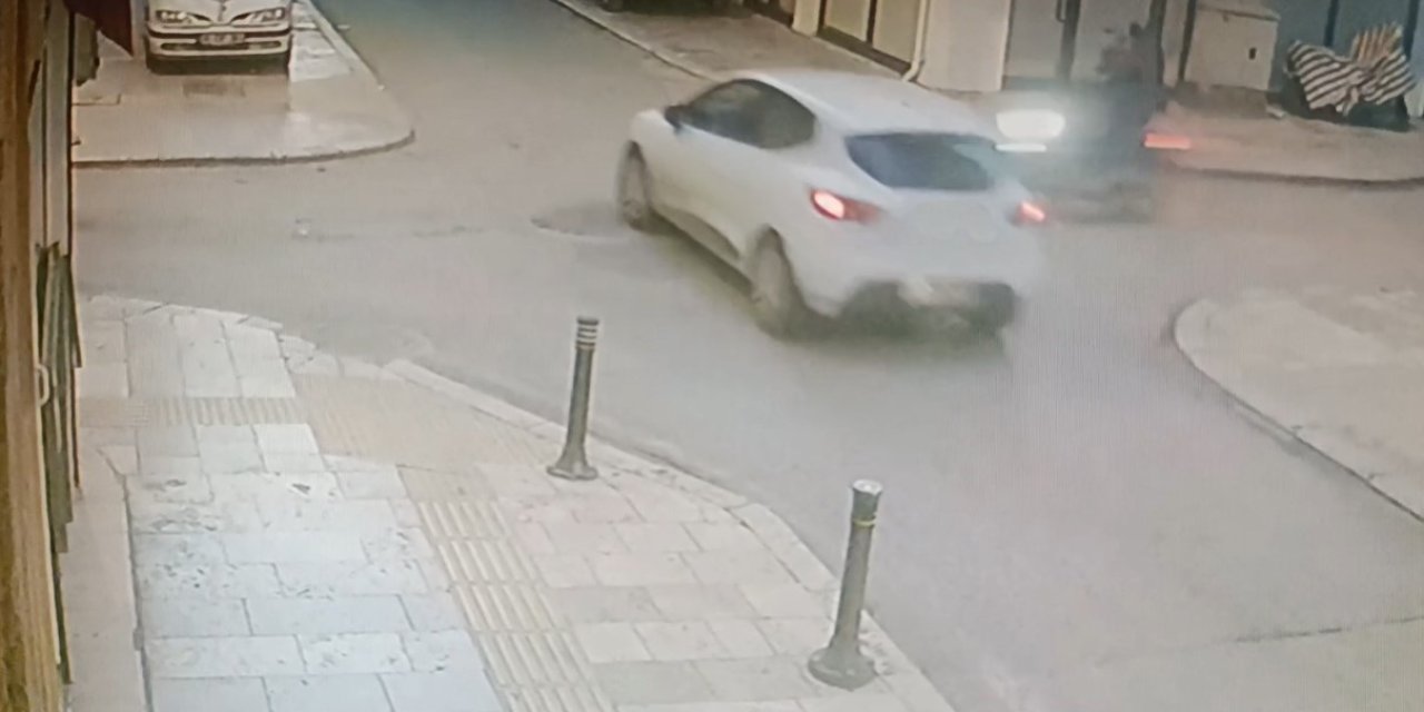 Otomobil İle Motosikletin Çarpışma Anı Kamerada: 1 Yaralı