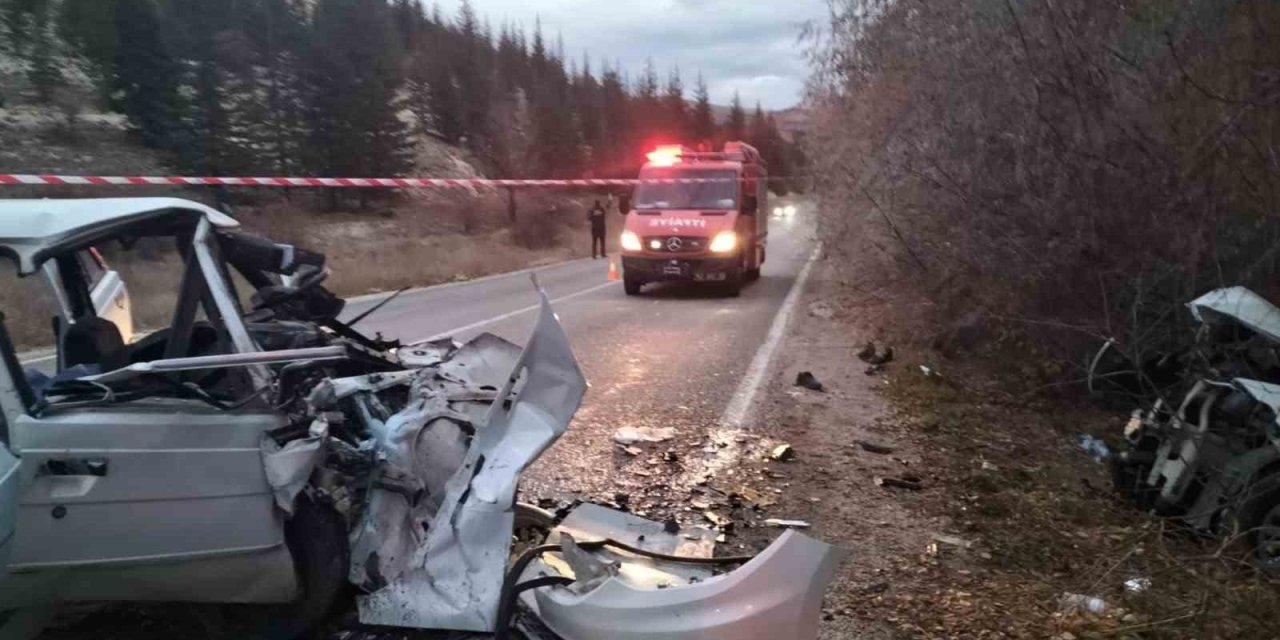 Konya’da İki Otomobil Kafa Kafaya Çarpıştı: 2 Ölü, 3 Yaralı