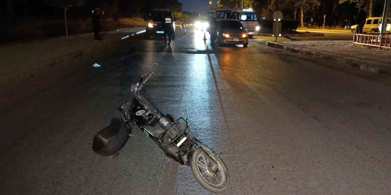 Otomobille Çarpışan Elektrikli Bisiklet Sürücüsü 40 Metre Sürüklendi