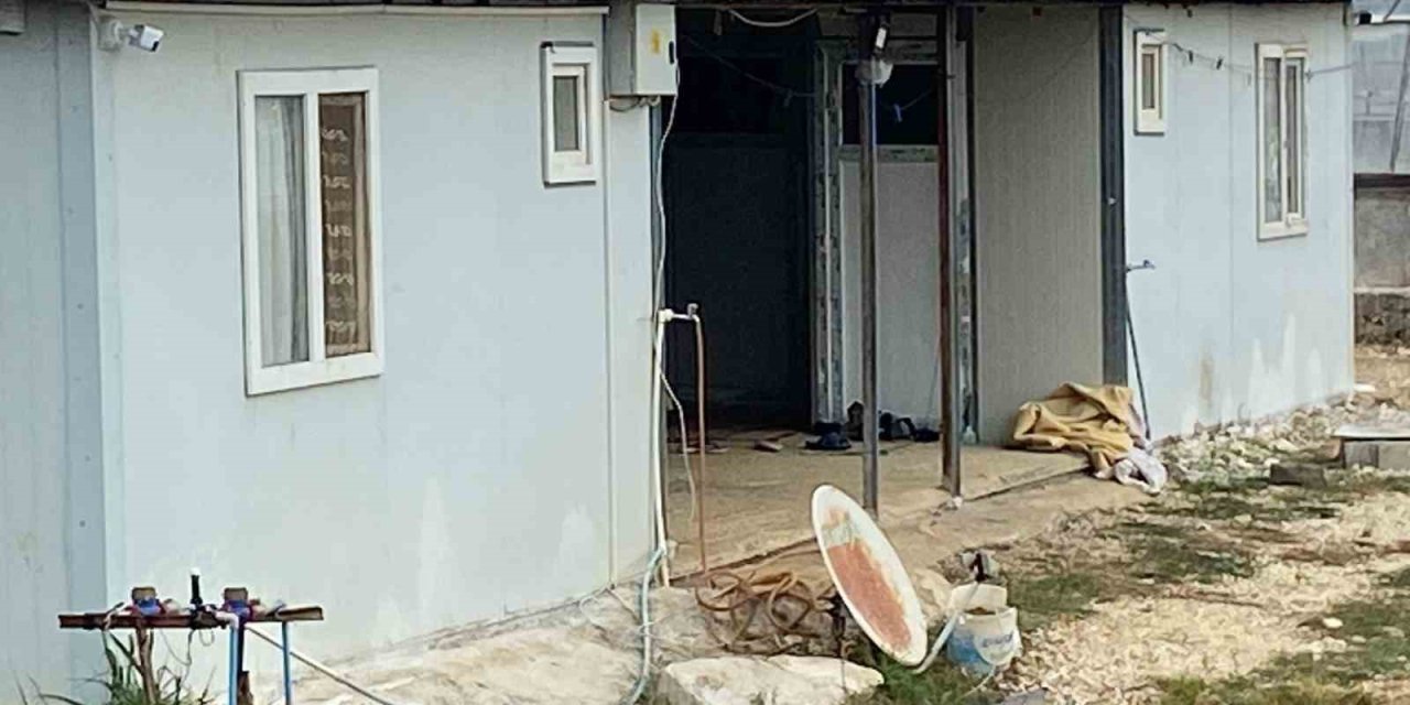 Karısını Tüfekle Öldürüp, Tabancayla İntihar Etti