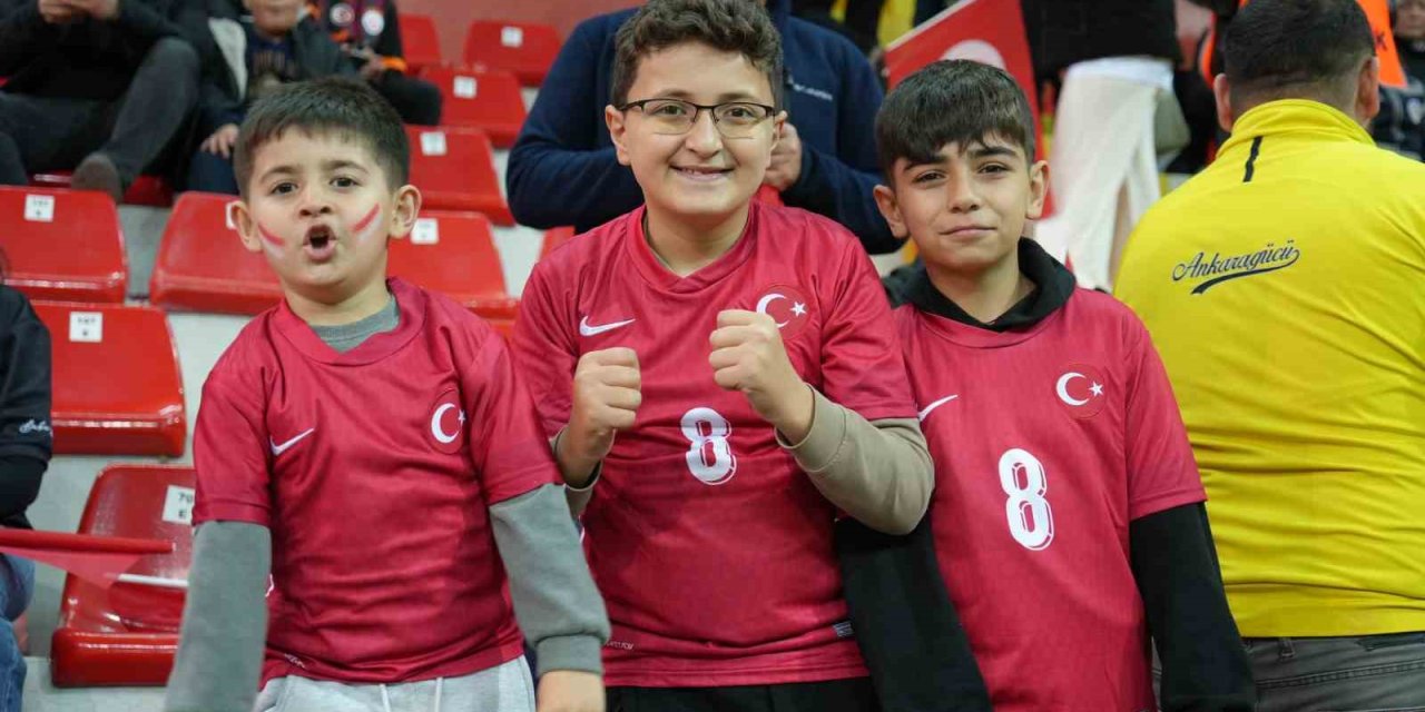 Kadir Has Stadı’nda Milli Maç Coşkusu