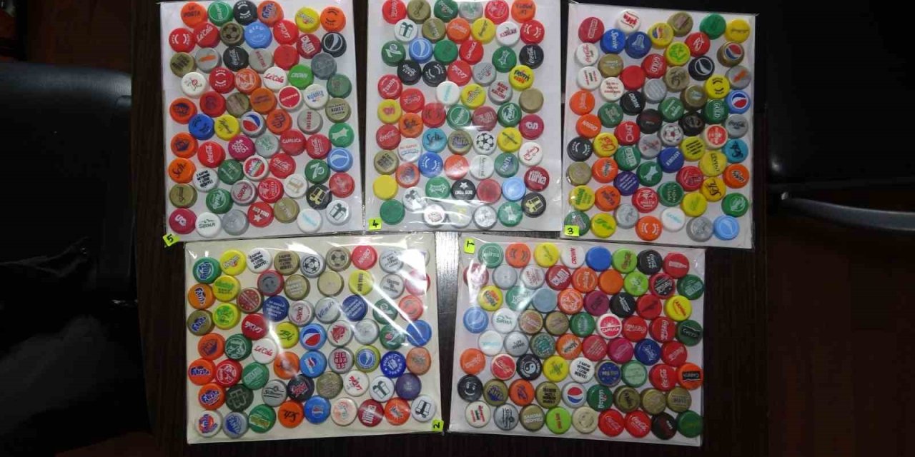 Çeşit Çeşit Koleksiyon Yaparak Ofisinde Sergiliyor